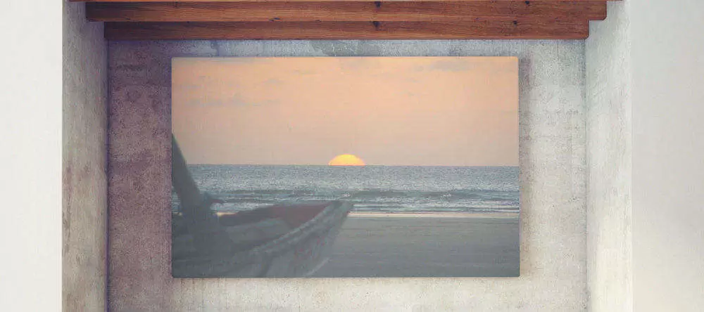 Sind günstige Leinwände schlechte Leinwände? Weiße Fotoleinwand an grauer Mauer.