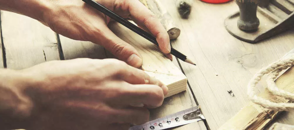 Sind günstige Leinwände schlechte Leinwände? Weiße Fotoleinwand an grauer Mauer.