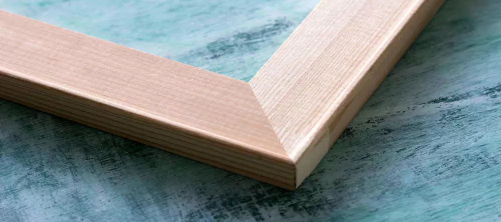 Sind günstige Leinwände schlechte Leinwände? Weiße Fotoleinwand an grauer Mauer.