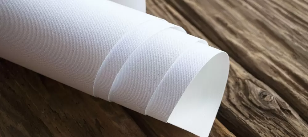 Was sind gerollte Leinwände? Aufgerollter Leinwandstoff auf Holz.