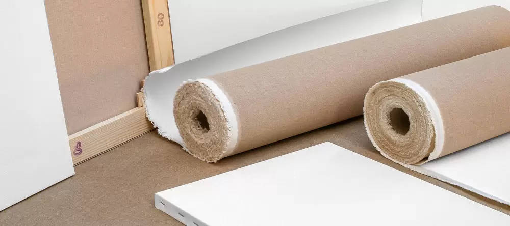 Was sind gerollte Leinwände? Aufgerollter Leinwandstoff neben gespannter Leinwand