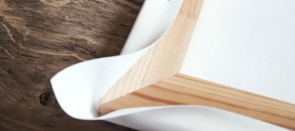 Was sind gerollte Leinwände? Leinwandstoff vor dem Aufspannen auf einen Rahmen.