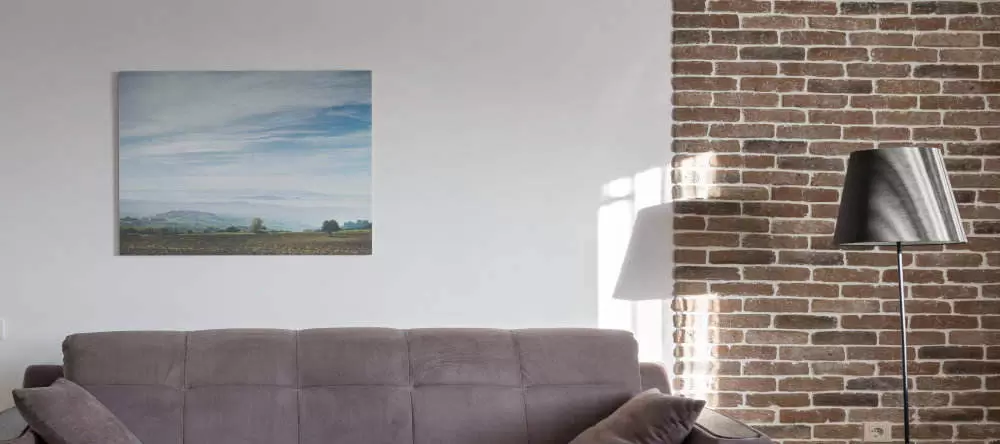 Sollte ich Leinwände vom Discounter kaufen?. Fotoleinwand an Wand.