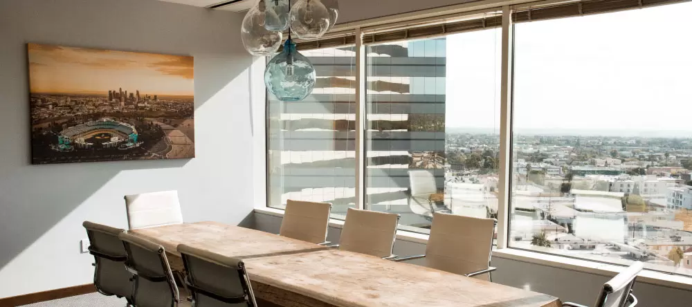 Wieso sollte ich eine Leinwand online bestellen? Fotoleinwand in modernem Innenraum.