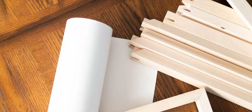 Gerollte Leinwände richtig aufspannen.