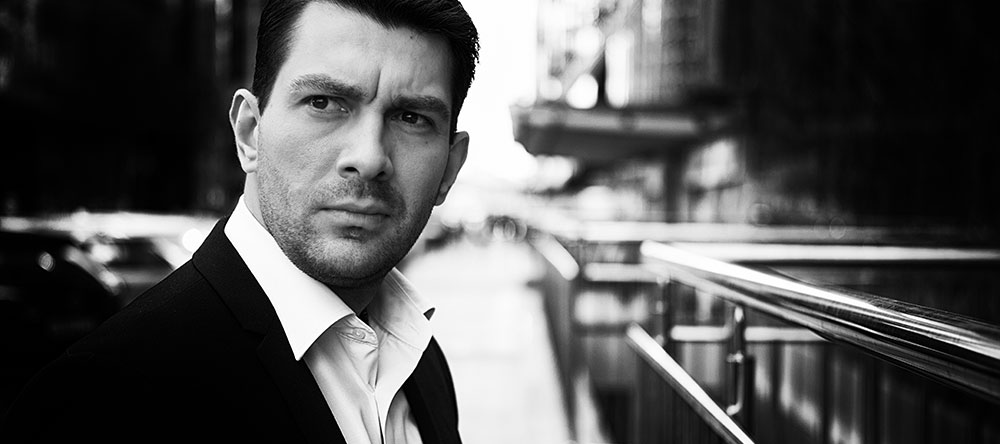 mannen in het zwart sluiten omhoog