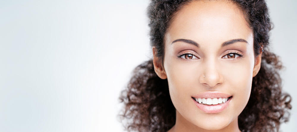 femmes aux cheveux boucles