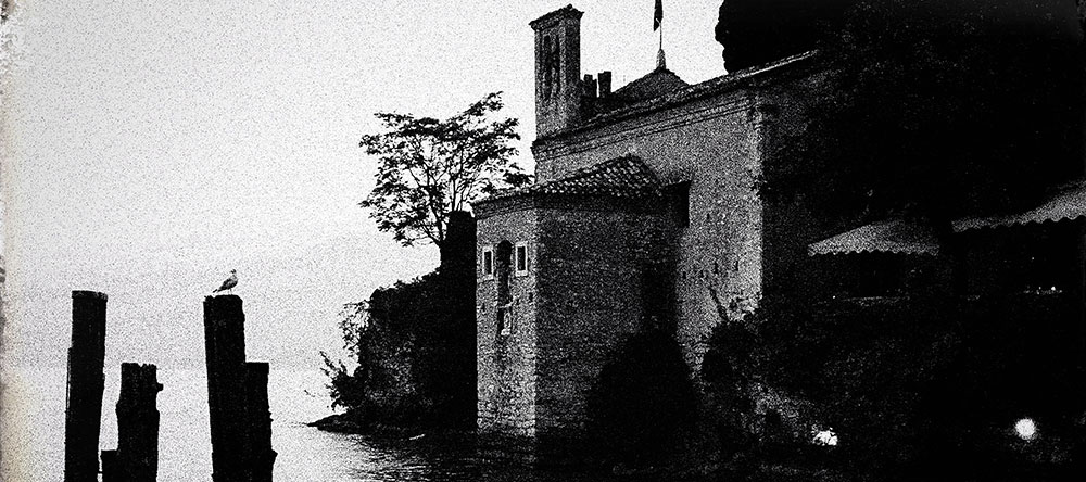 ancien batiment pres du lac